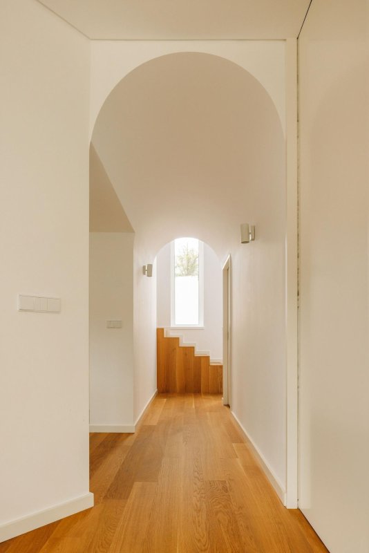 casa-mogos6-living-corridor-02