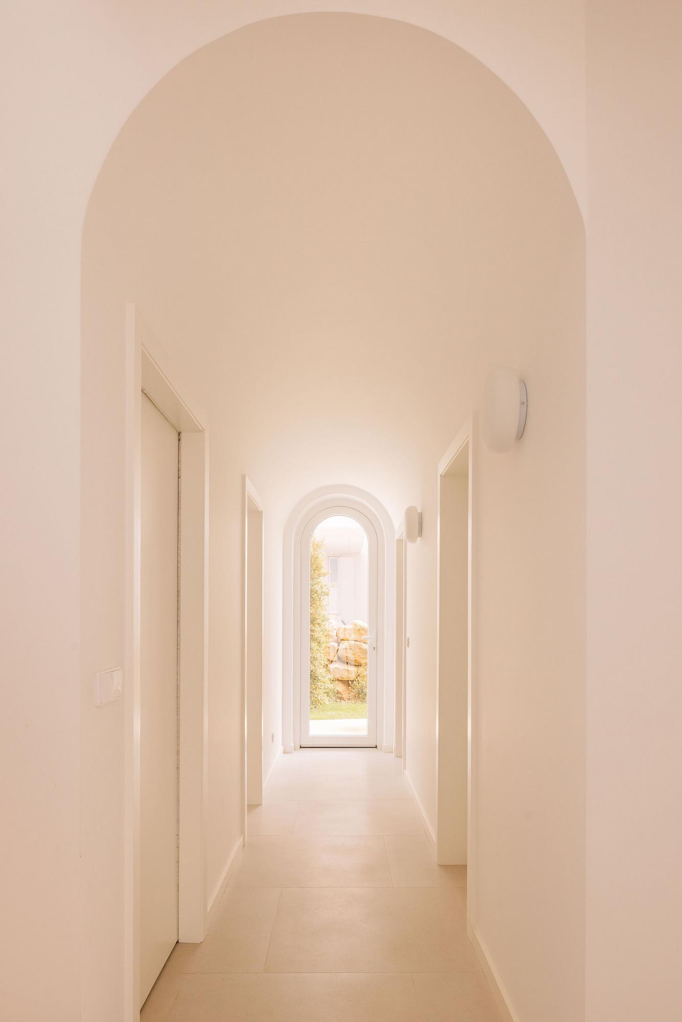 casa-mogos10-corridor-01