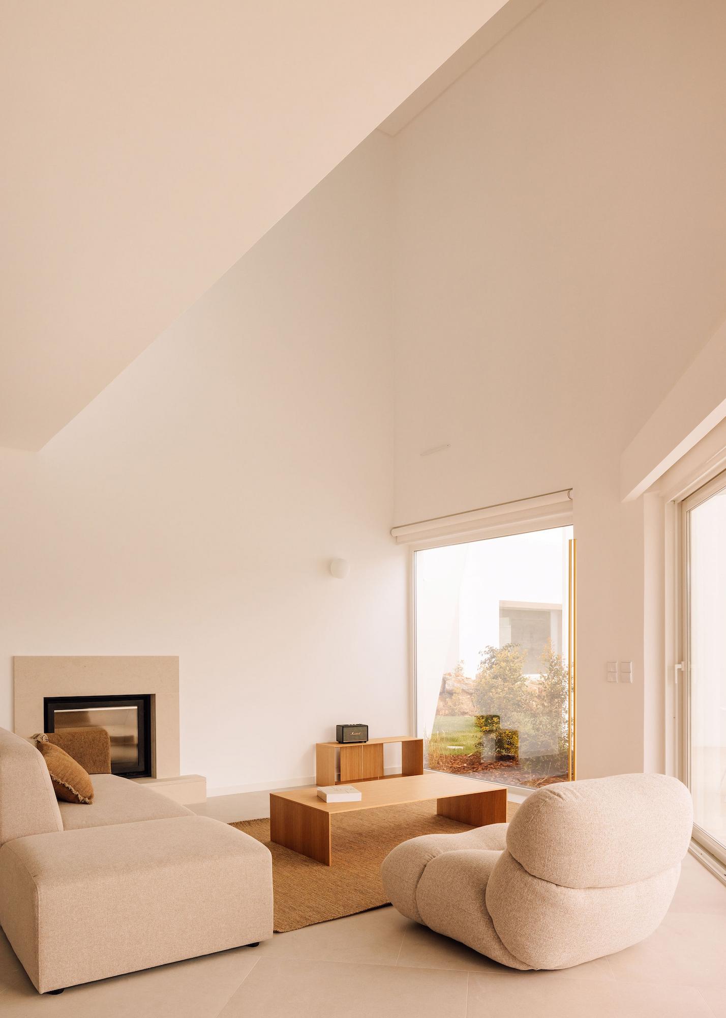 casa-mogos10-living-room-01
