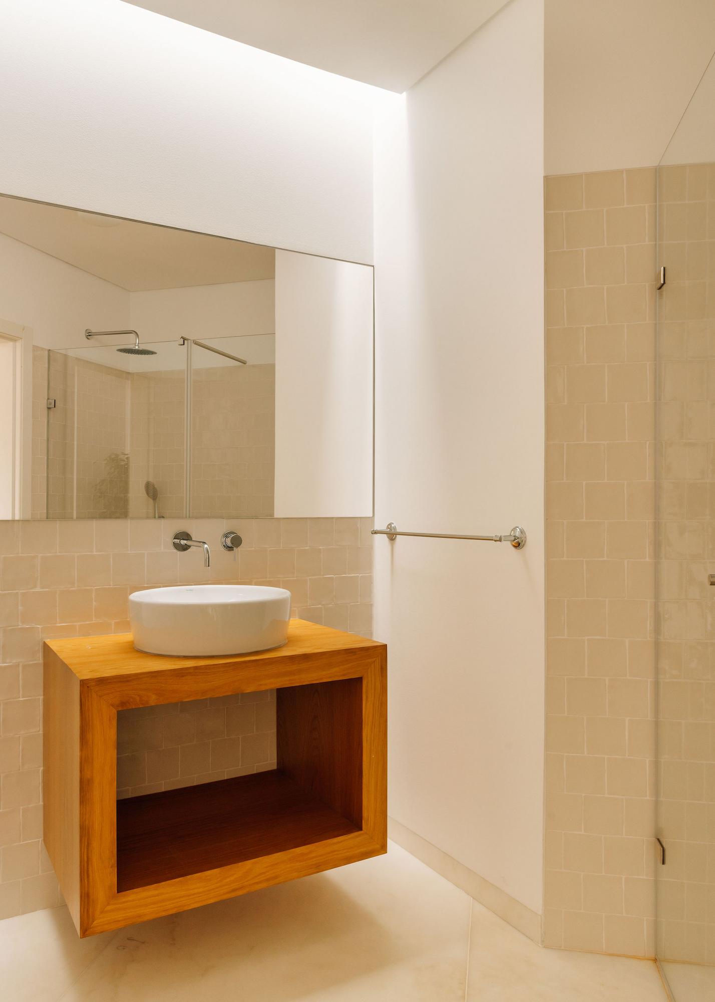casa-mogos6-living-bath-room-01