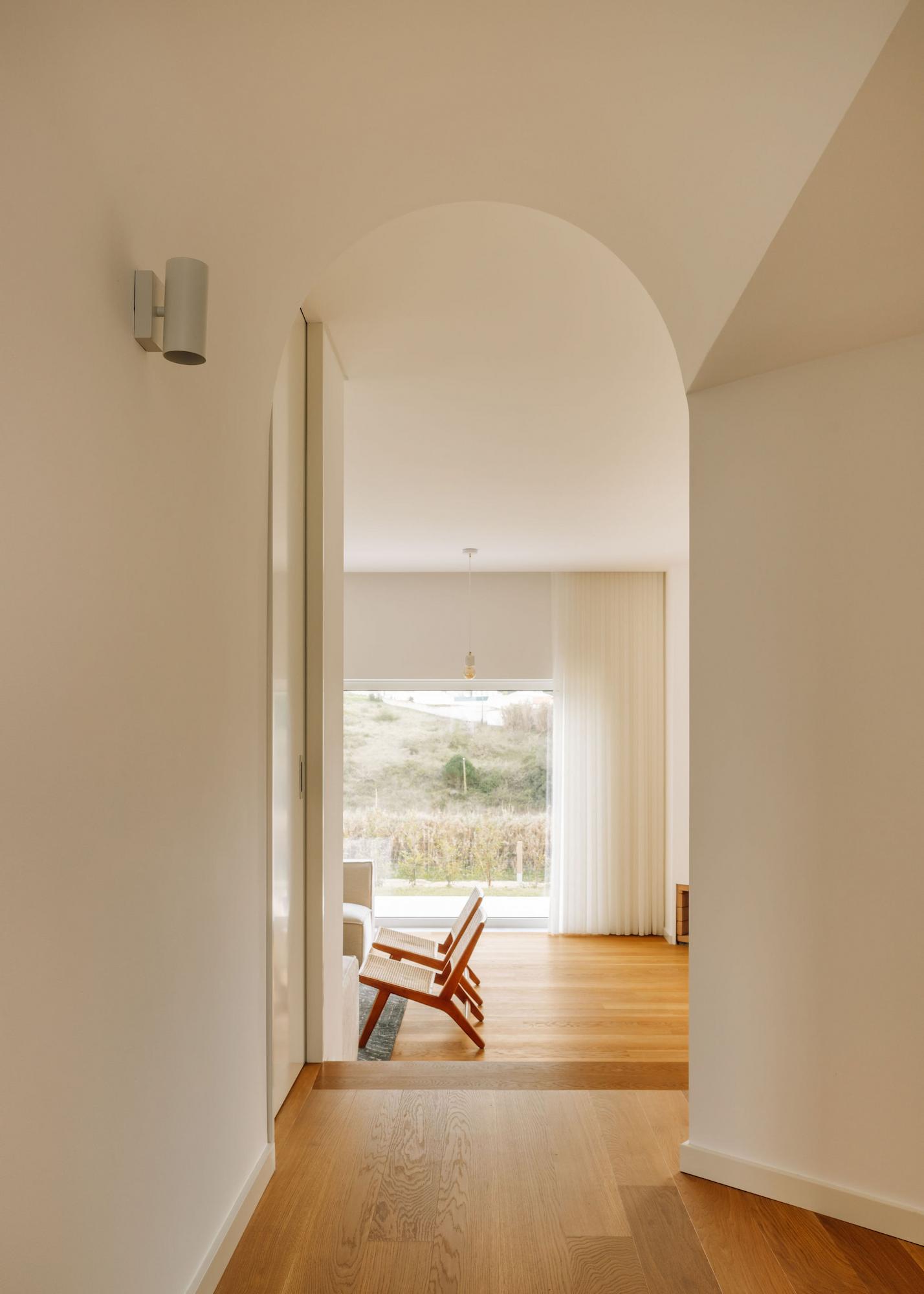 casa-mogos6-living-corridor-01