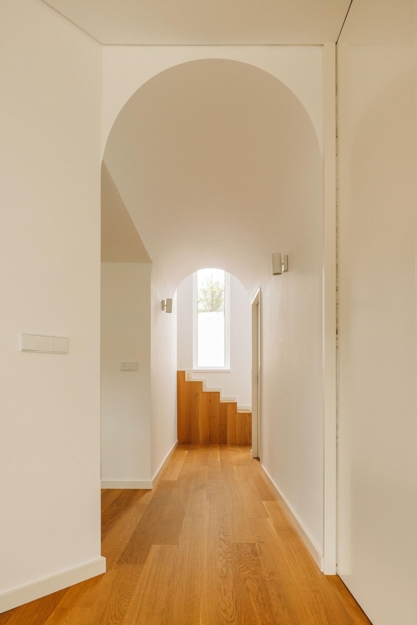 casa-mogos6-living-corridor-02