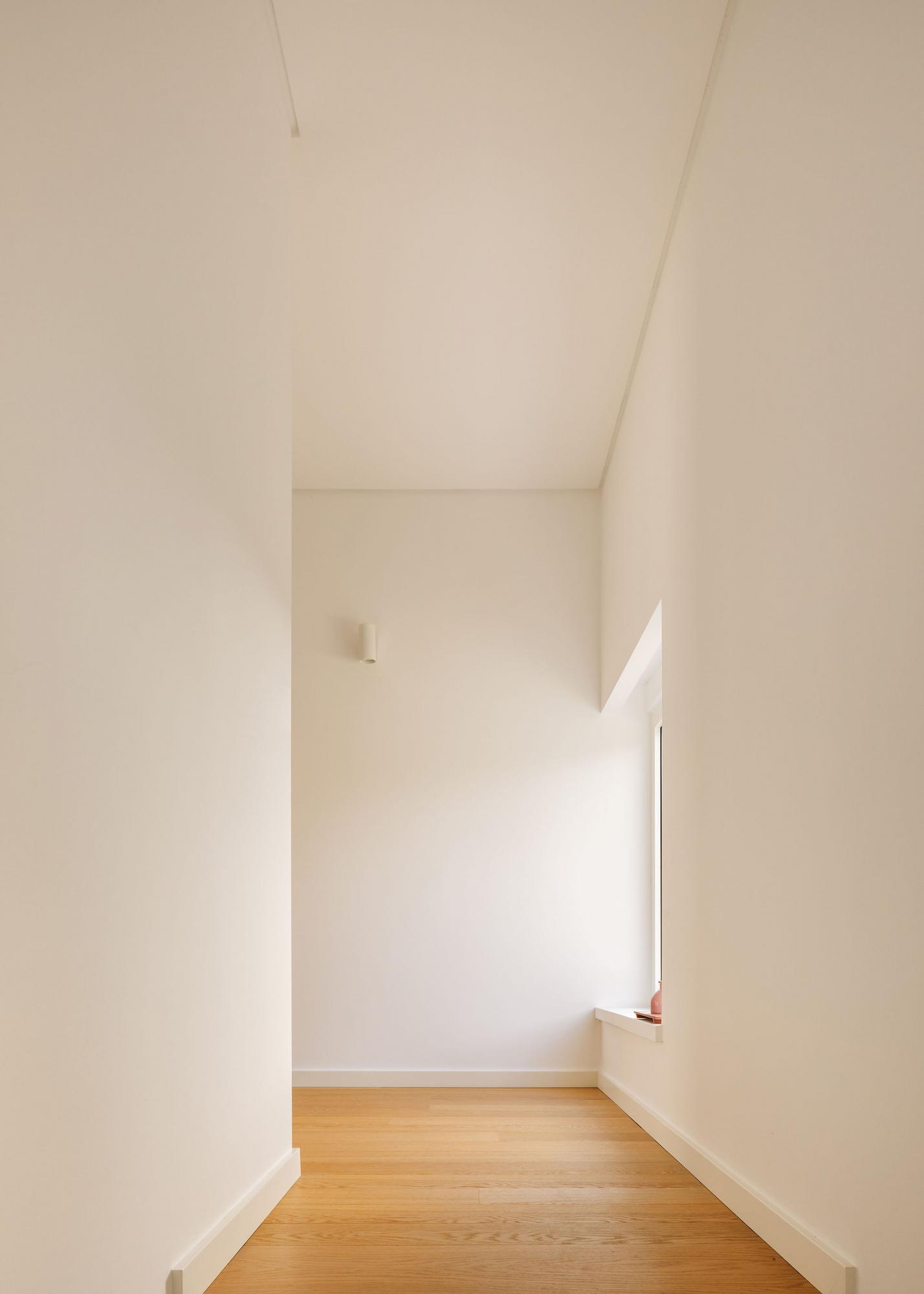 casa-mogos6-living-corridor-03
