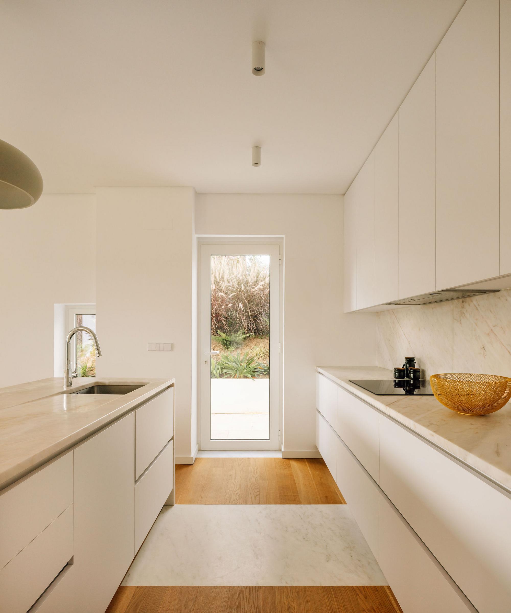 casa-mogos6-living-kitchen-01