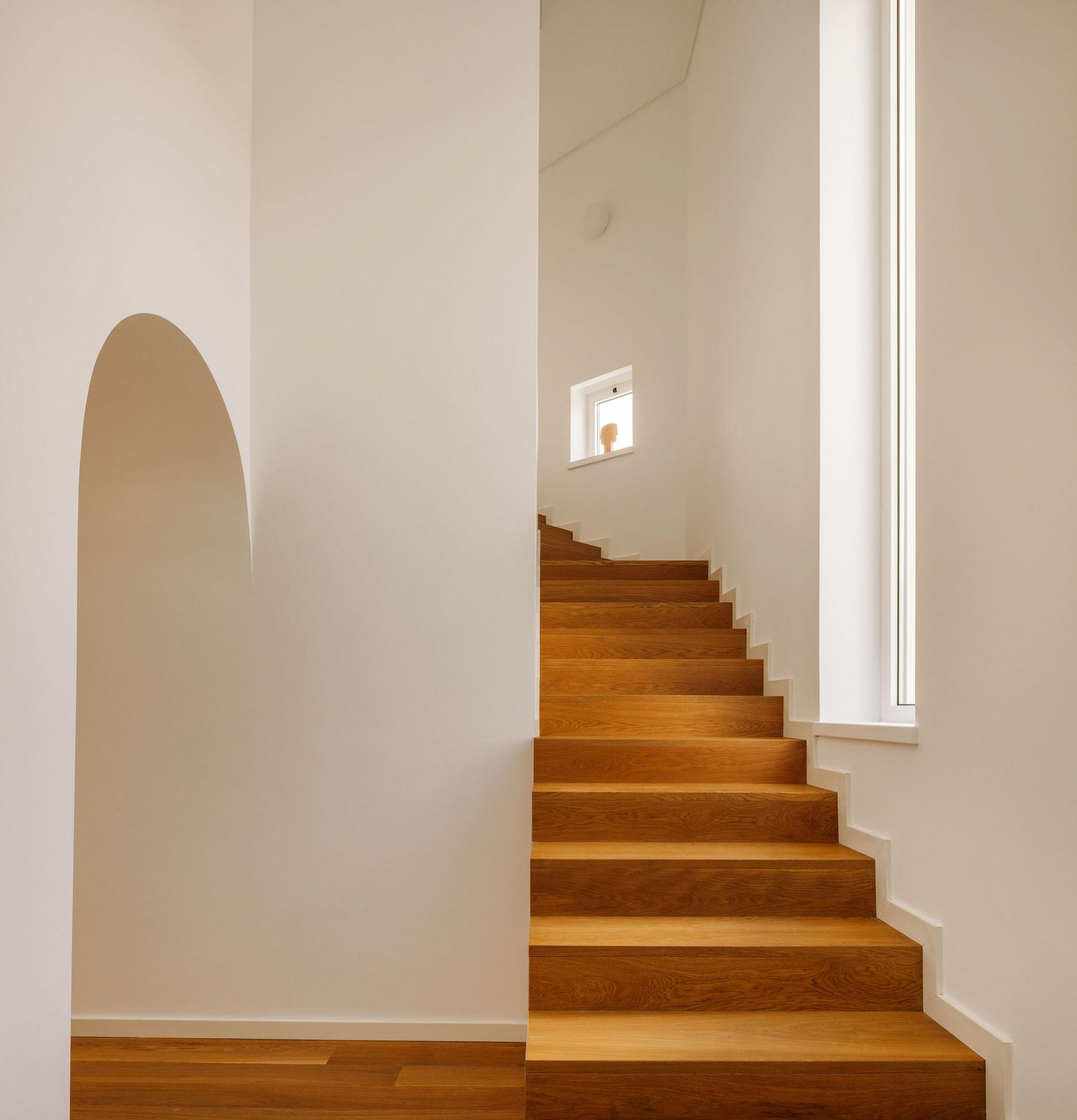 casa-mogos6-living-stairs-01